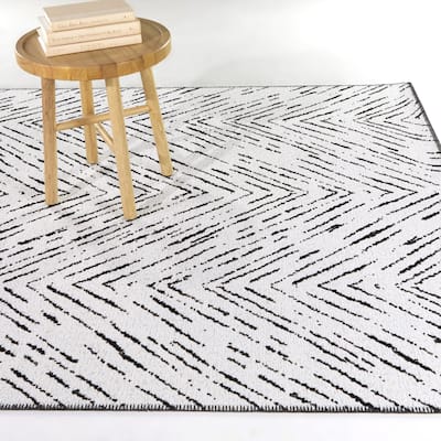 Felicia Transitional Chevron Indoor/Outdoor Area Rug