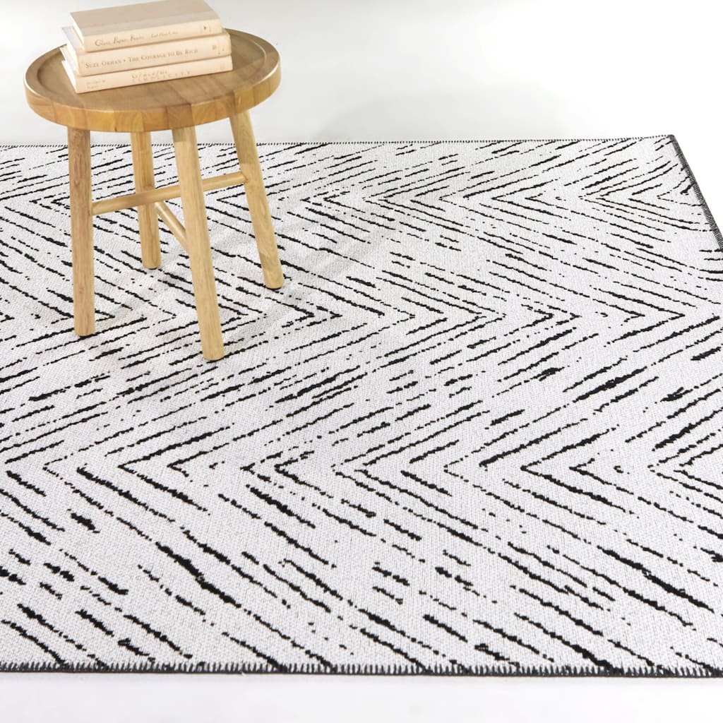 Felicia Transitional Chevron Indoor/Outdoor Area Rug