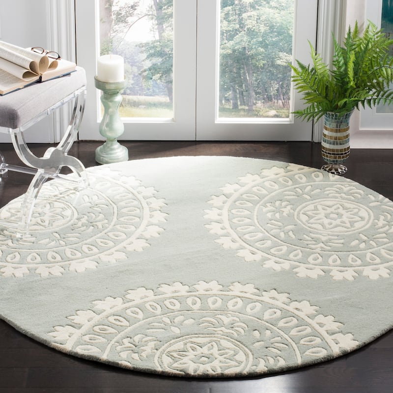 SAFAVIEH Handmade Bella Mailin Modern Floral Wool Rug - 7' Round - Grey/Ivory
