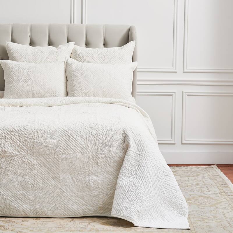 Vela Ivory Queen Quilt