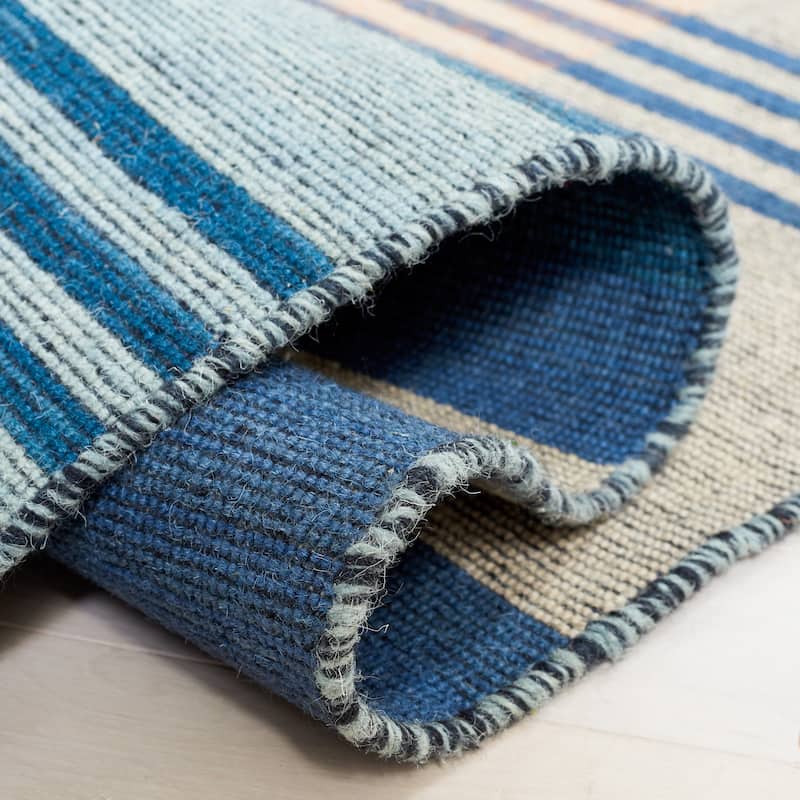 SAFAVIEH Striped Kilim Siofra Wool Fringe Rug