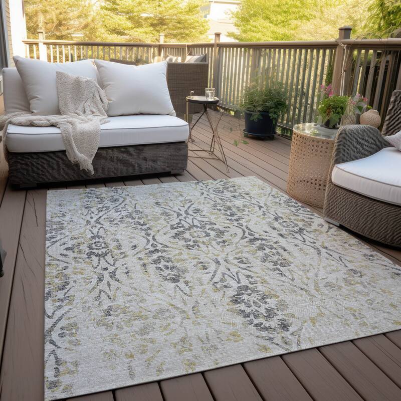 Machine Washable Indoor/ Outdoor Chantille Distressed Traditional Rug