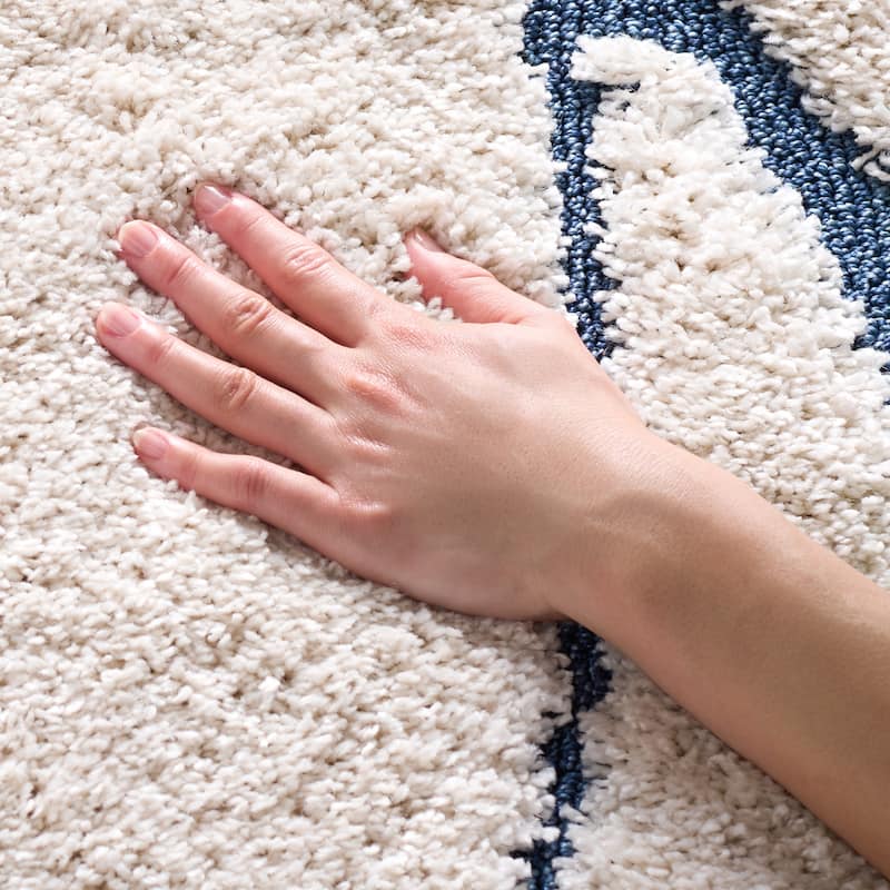 SAFAVIEH Florida Shag Staka Abstract Waves 1.2-inch Area Rug - 6' x 8' - Cream/Blue