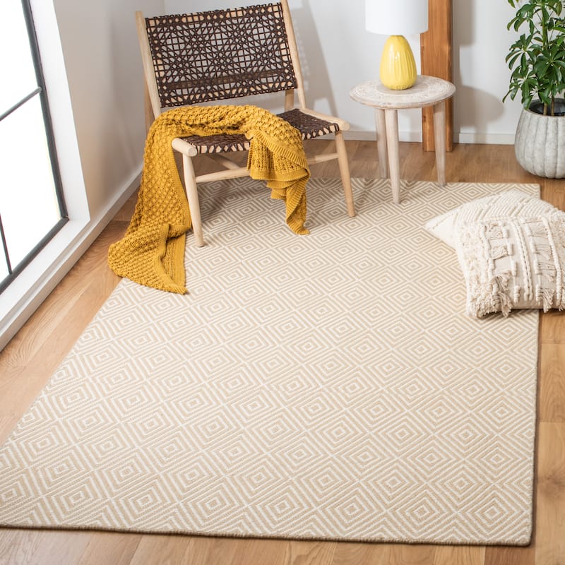 SAFAVIEH Handmade Wilton Natasha Country Floral Wool Rug - 5' x 8' - Beige/Ivory