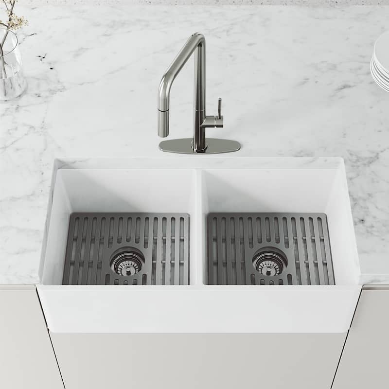 VIGO Parsons 18" H Single Handle Pull-Down Sprayer Kitchen Faucet
