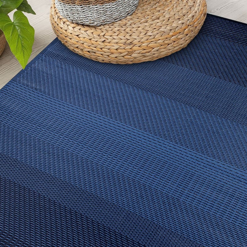 World Rug Gallery Contemporary Stripe Shade Geometric Reversible Recycled Plastic Outdoor Rugs
