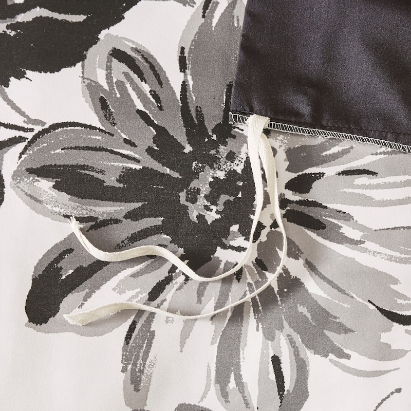 Intelligent Design Renee Black/ White Floral Print Duvet Cover Set