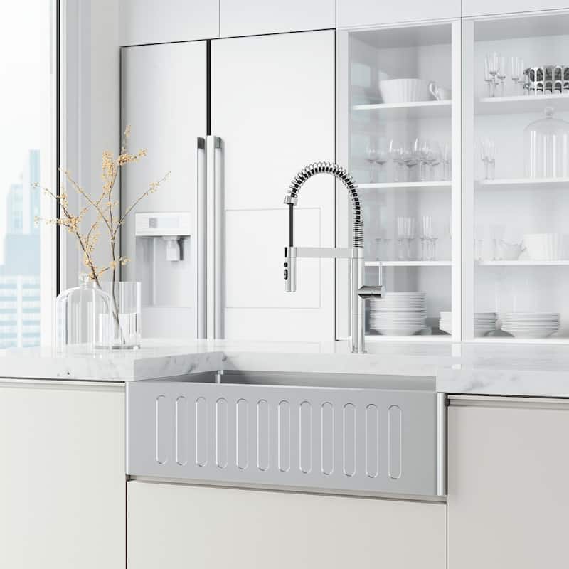 VIGO Edison Pro 20" H Single Handle Pull-Down Sprayer Kitchen Faucet