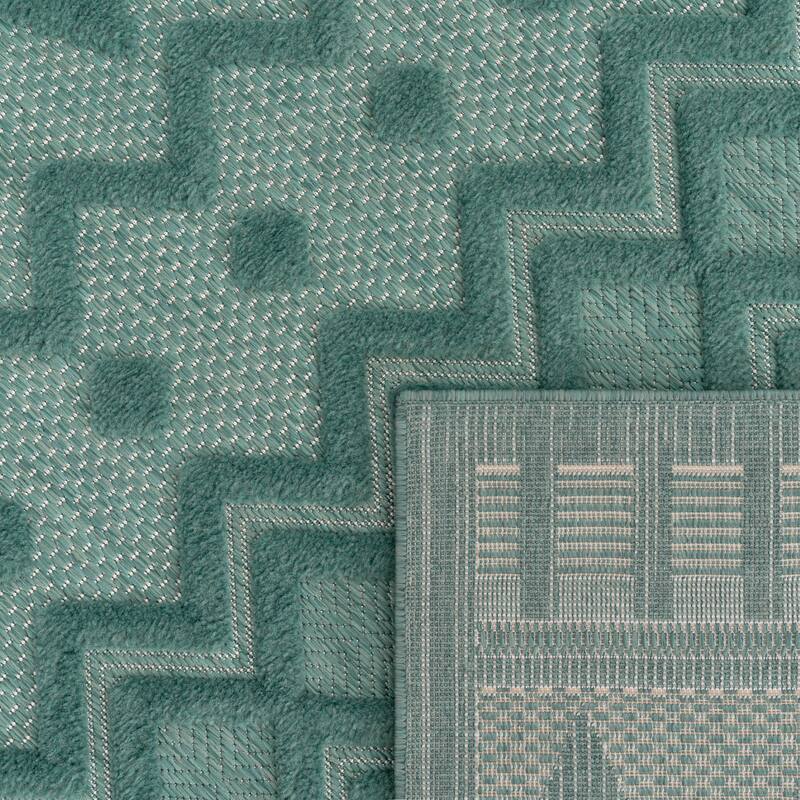 Indoor & Outdoor Rug With Geometric Trellis High-Low Pattern