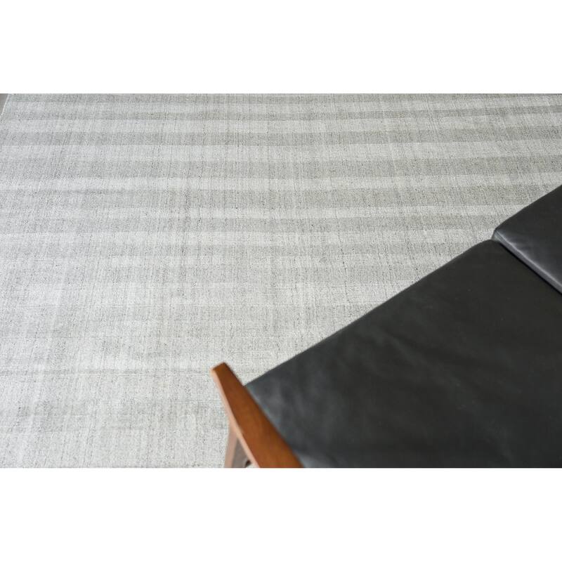 Exquisite Rugs Robin Stripe Handmade Handloomed Bamboo Silk/New Zealand Wool Light Silver Area Rug