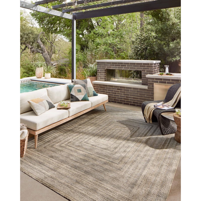 Alexander Home Dana Indoor / Outdoor Farmhouse Area Rug - 7'-8" x 7'-8" Round