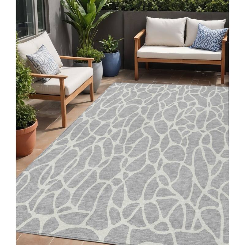HomeRoots Geometric Transitional Rectangle Outdoor Rug - 5' X 8'