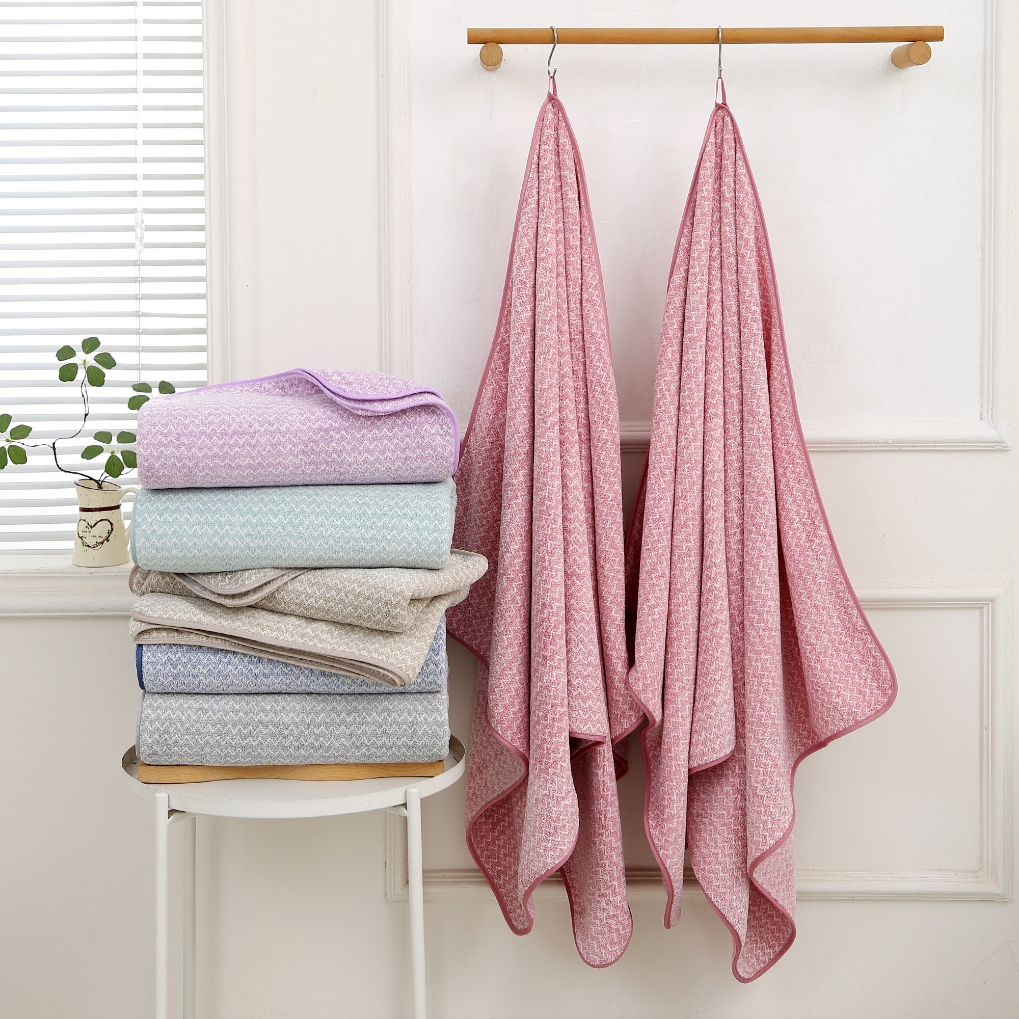 Highly Absorbent Chevron Fleece Bath Towel Set of 2 with Hanging Loops