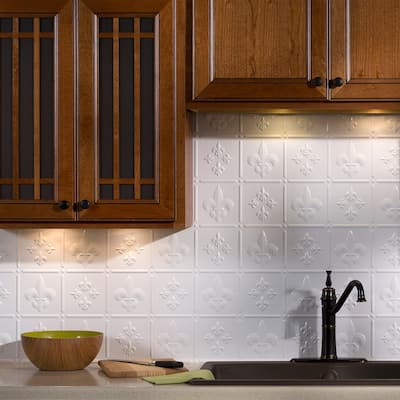 FASÄDE Fleur de Lis Decorative Vinyl Backsplash Panel