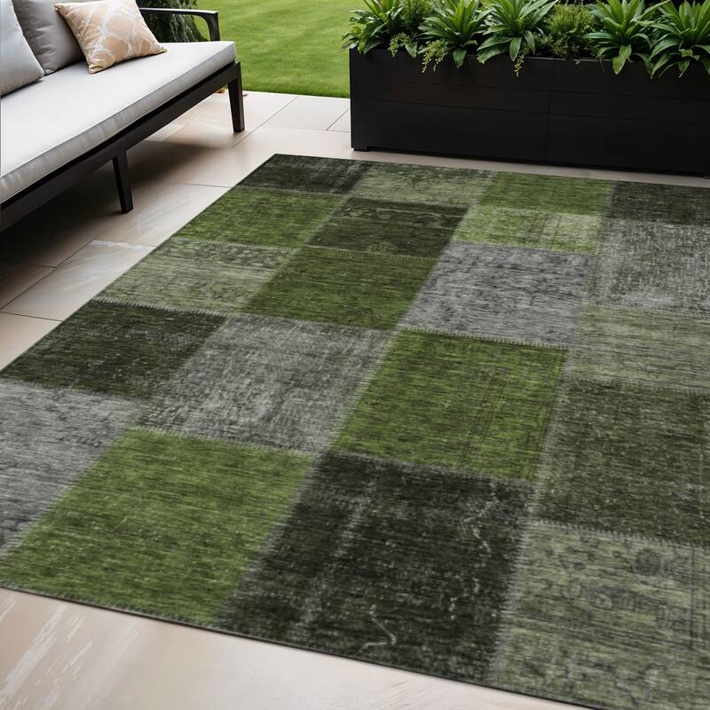 HomeRoots Patchwork Transitional Rectangle Outdoor Rug - 5' X 8'
