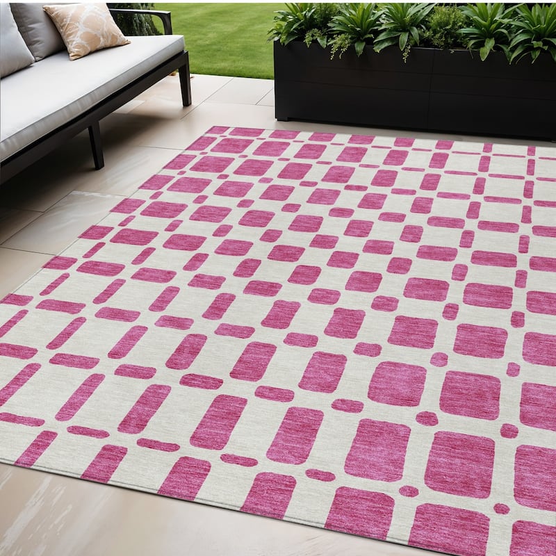 HomeRoots Geometric Transitional Rectangle Outdoor Rug - 5' X 8'