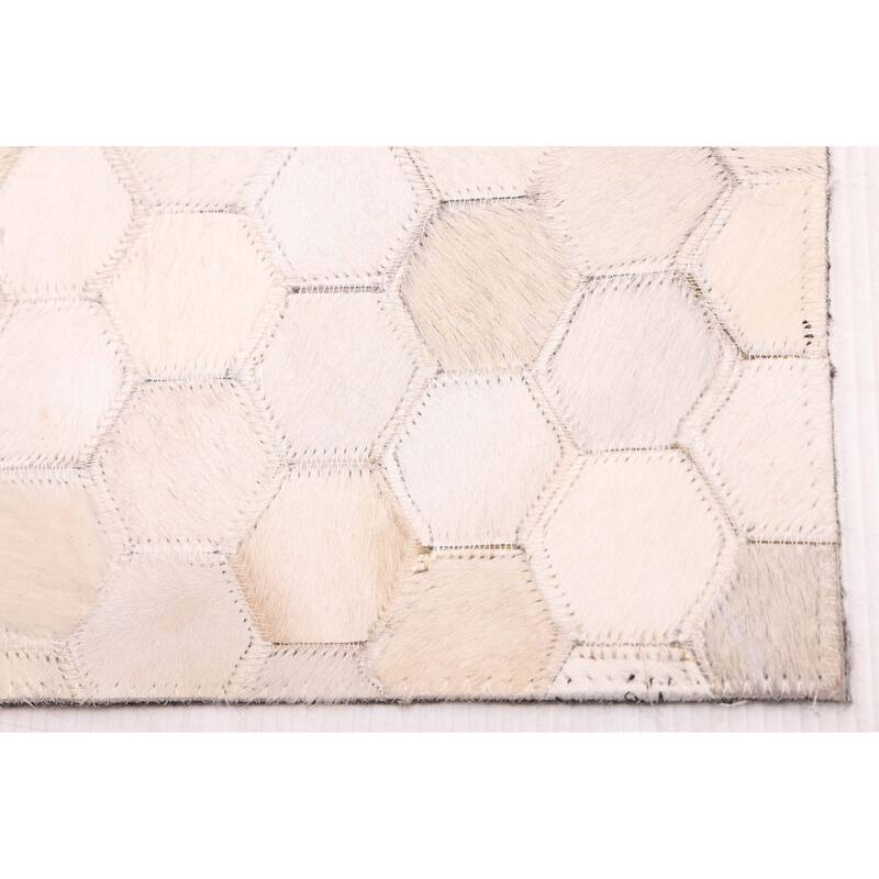 ECARPETGALLERY Handmade Cowhide Patchwork Ivory Leather Rug - 5'1 x 8'0