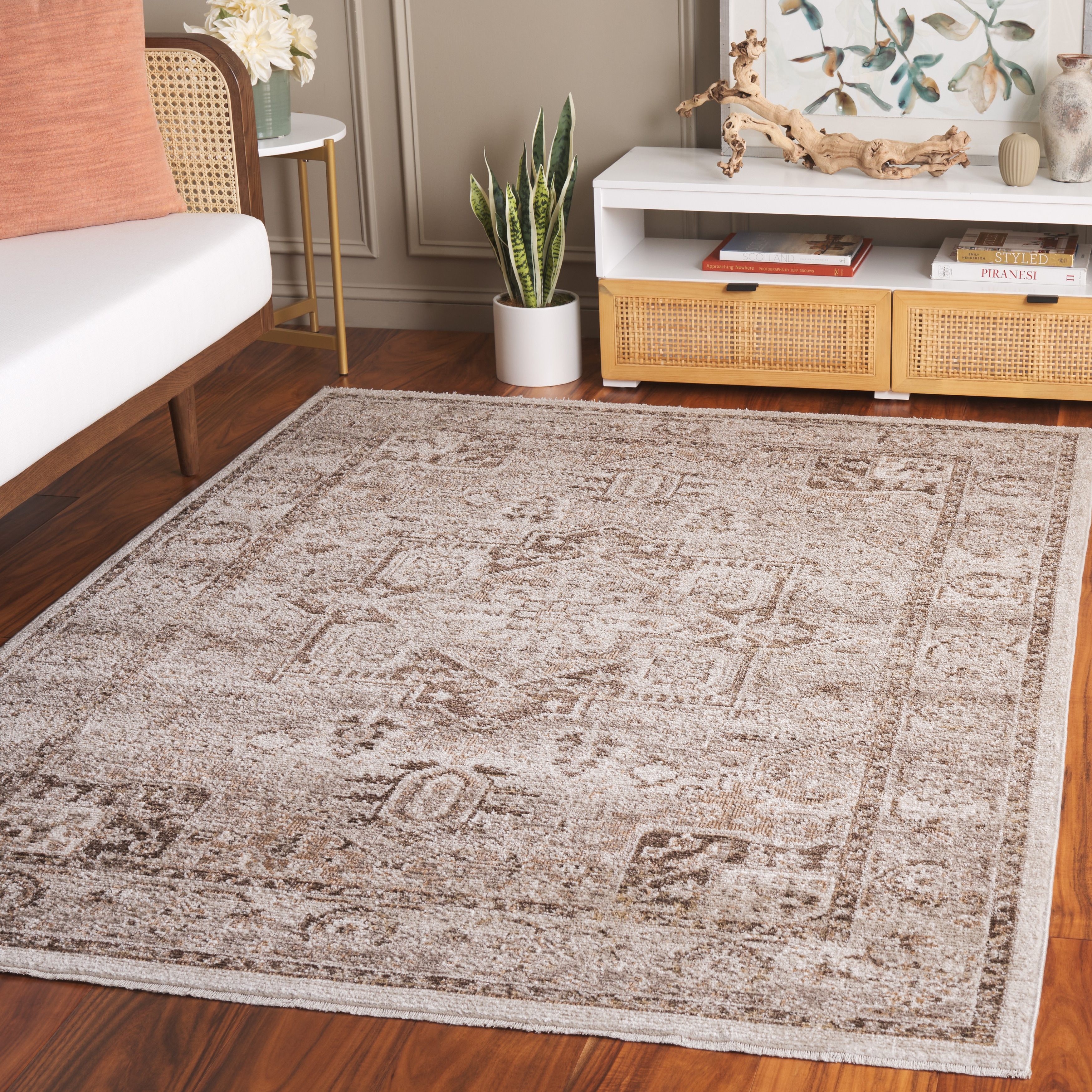 SAFAVIEH Hazel Liridona Traditional Oriental Rug