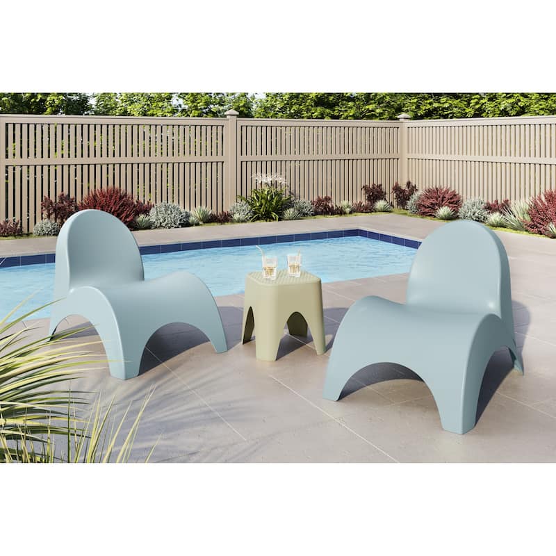 Angel Trumpet Chairs with Mallorca side table
