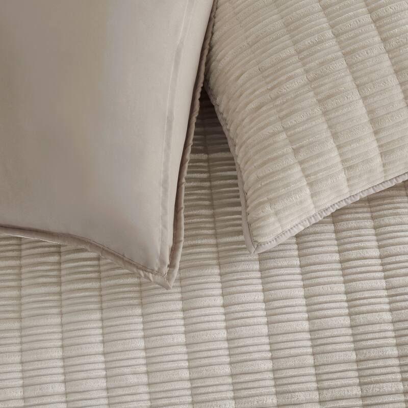 Wonderful Velvet 3 Piece Quilt Set