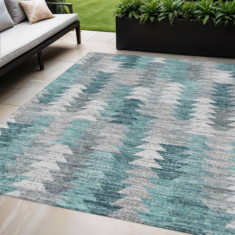 HomeRoots Geometric Transitional Rectangle Outdoor Rug - 5' X 8'