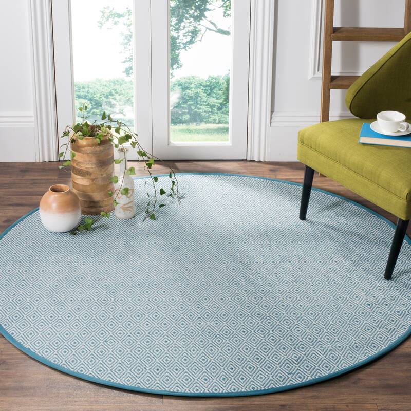 SAFAVIEH, Handmade Flatweave Montauk Brice Casual Cotton Rug - 6' Round - Ivory/Light Blue