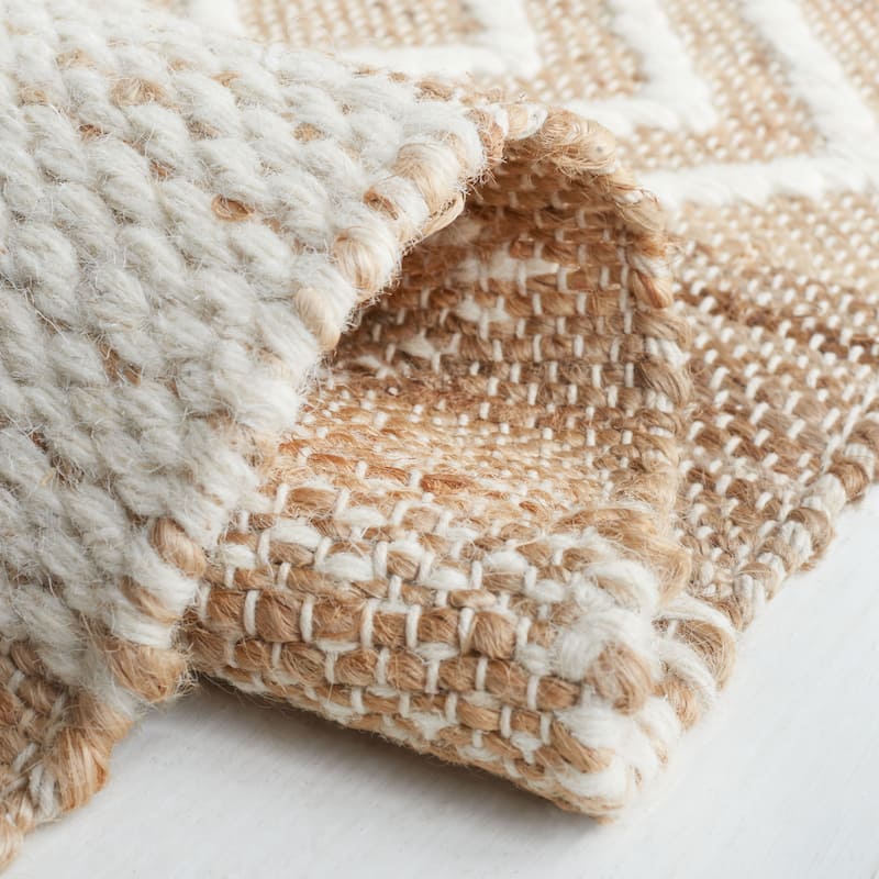 SAFAVIEH Handmade Natural Fiber Marin Casual Jute Rug.