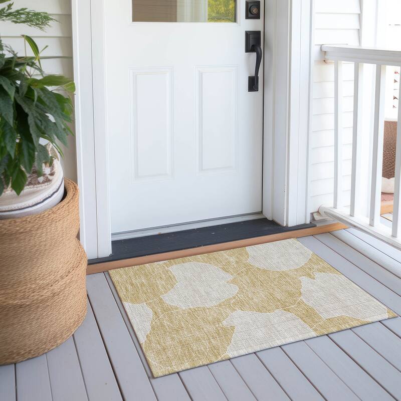 Machine Washable Indoor/ Outdoor Tropical Floral Chantille Rug - Gold - 1'8" x 2'6"