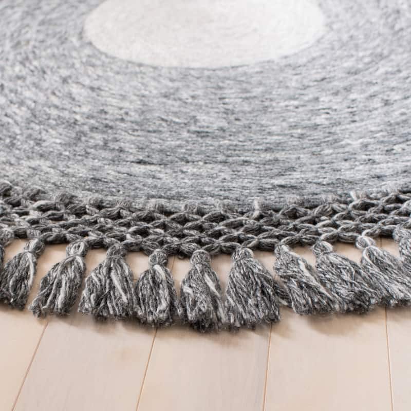 SAFAVIEH Handmade Sahara Iridian Tassel Rug