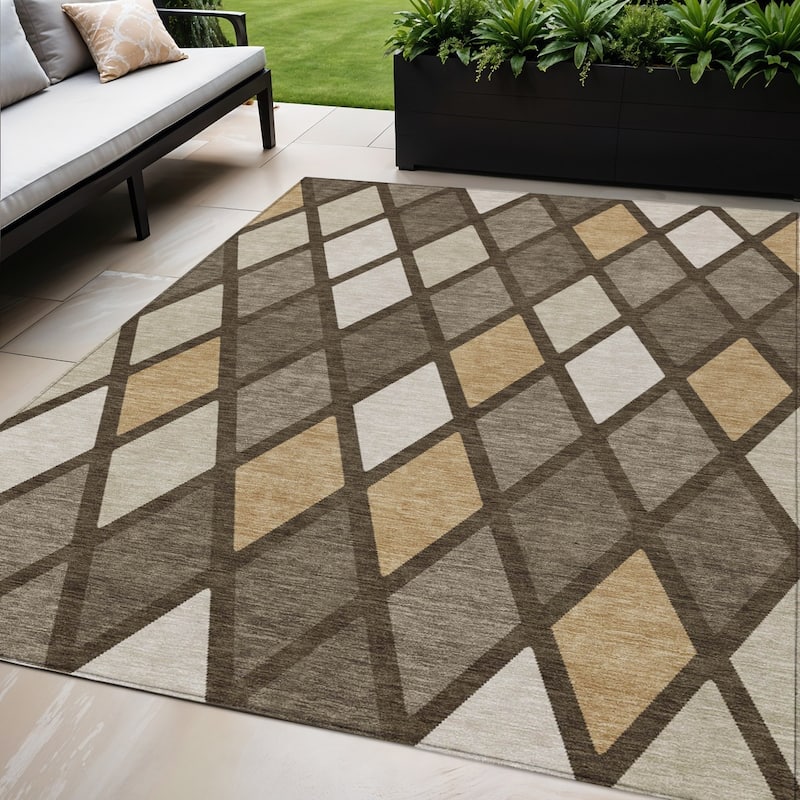 HomeRoots Geometric Transitional Rectangle Outdoor Rug - 5' X 8'