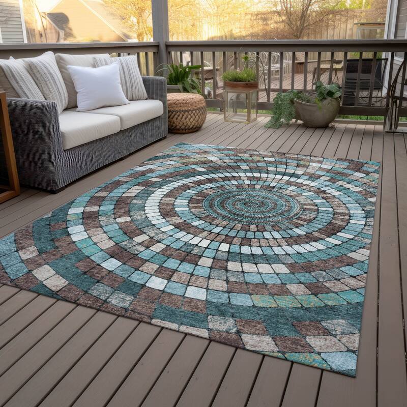 Machine Washable Indoor/Outdoor Contemporary Pinwheel Chantille Rug