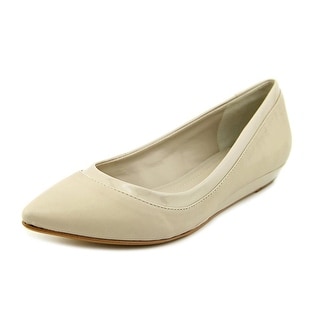 beige flat pointed shoes