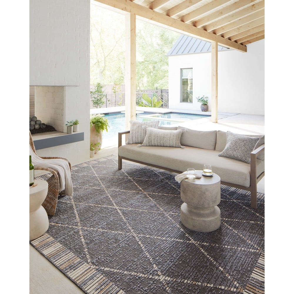Alexander Home Renee Modern Diamond Indoor / Outdoor Rug