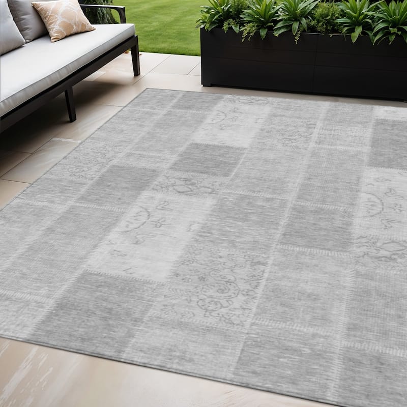 HomeRoots Patchwork Traditional Rectangle Outdoor Rug - 5' X 8'