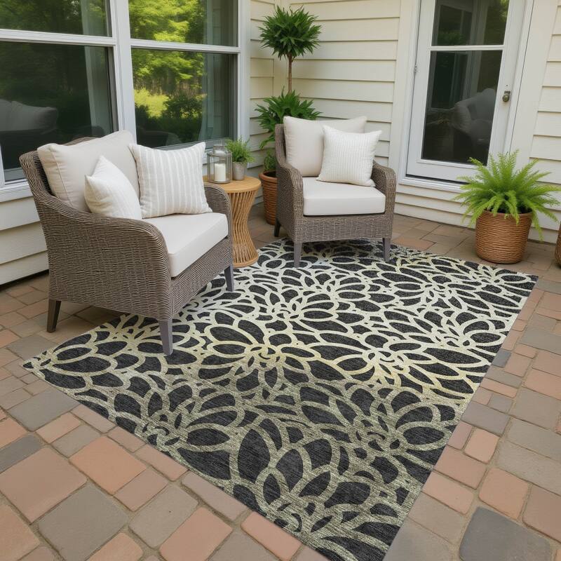 Machine Washable Indoor/ Outdoor Floral Craze Chantille Rug - Black - 2'6" x 3'10"