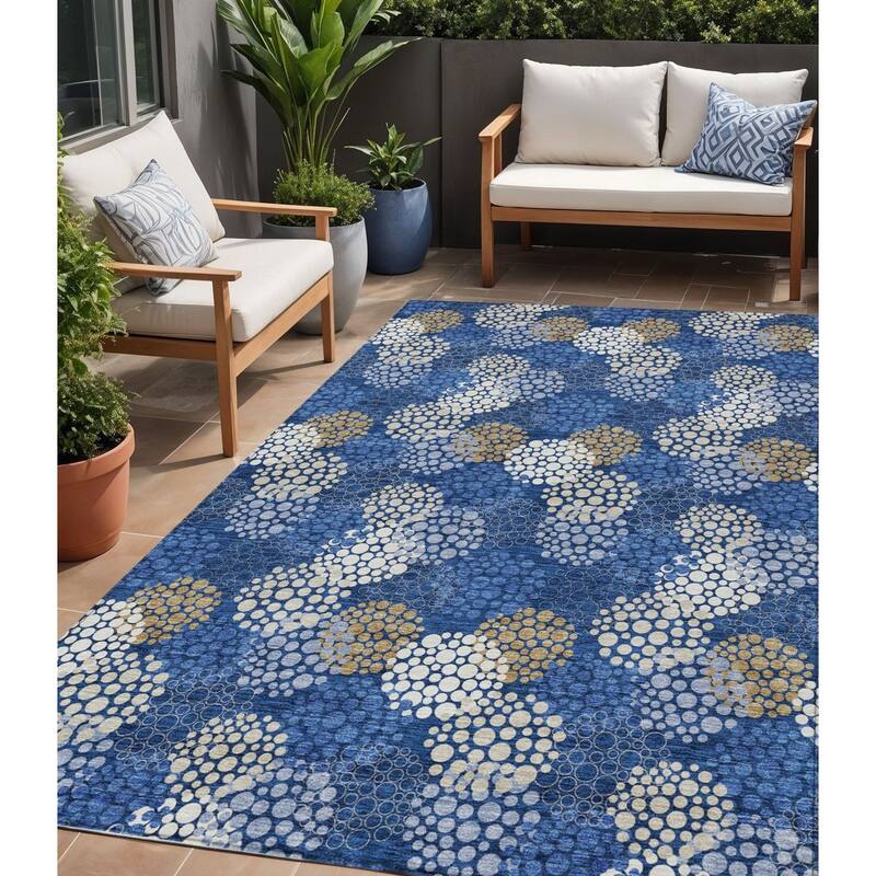 HomeRoots Polka Dot Transitional Rectangle Outdoor Rug - 5' X 8'