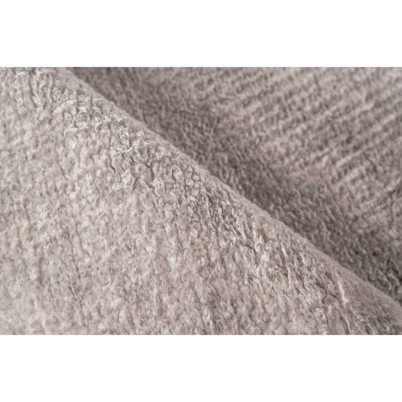 EXQUISITE RUGS Plush Hand-knotted Light Silver Area Rug.
