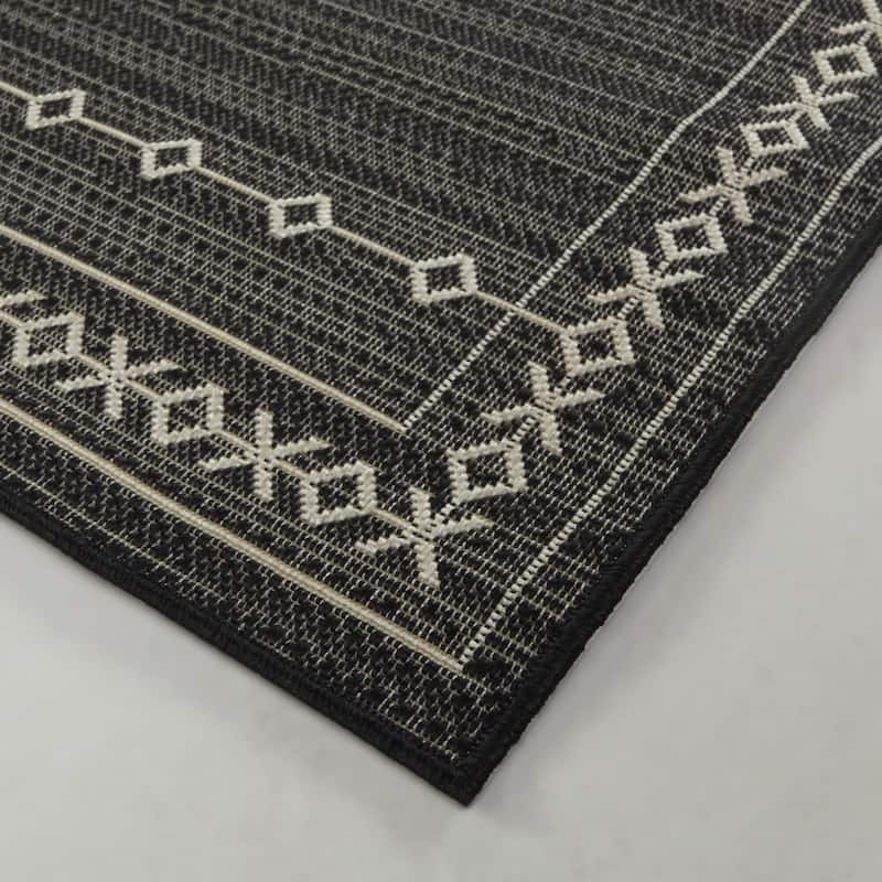 Benet Recycled Tribal Indoor/Outdoor Area Rug