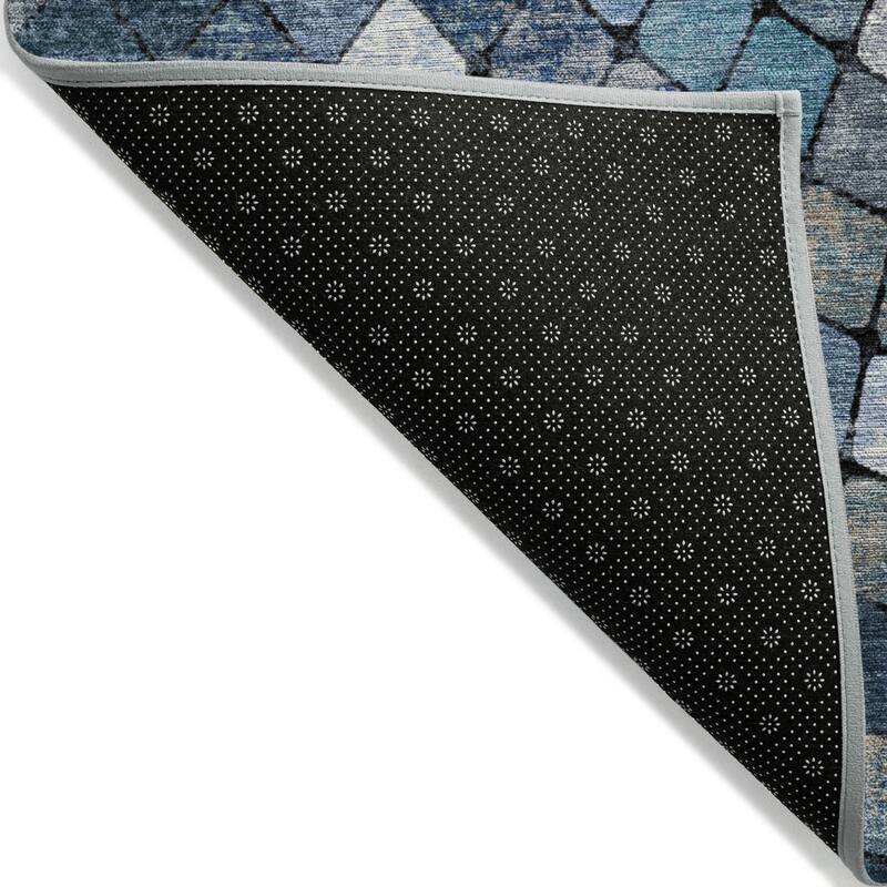 Machine Washable Indoor/Outdoor Contemporary Pinwheel Chantille Rug