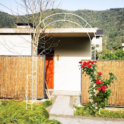 Metal Garden Arch W55'' x H94.5'' Garden Arbor Trellis Climbing Plants Support Rose Arch Outdoor Arch Cream