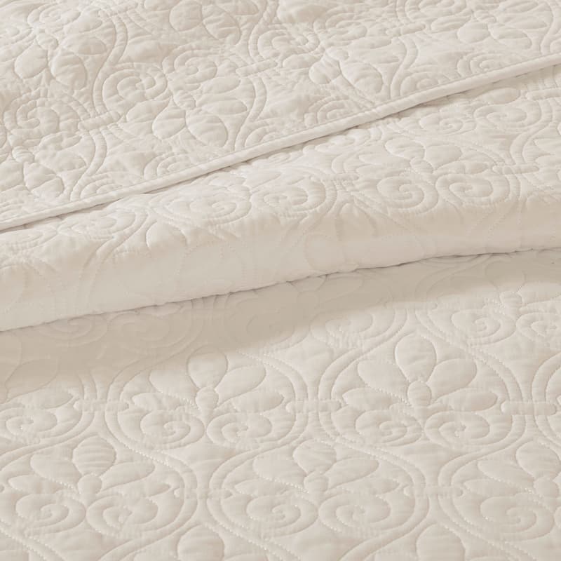 Madison Park Mansfield Reversible Oversized 3-piece Solid Texture Bedspread Quilt Set with Matching Shams
