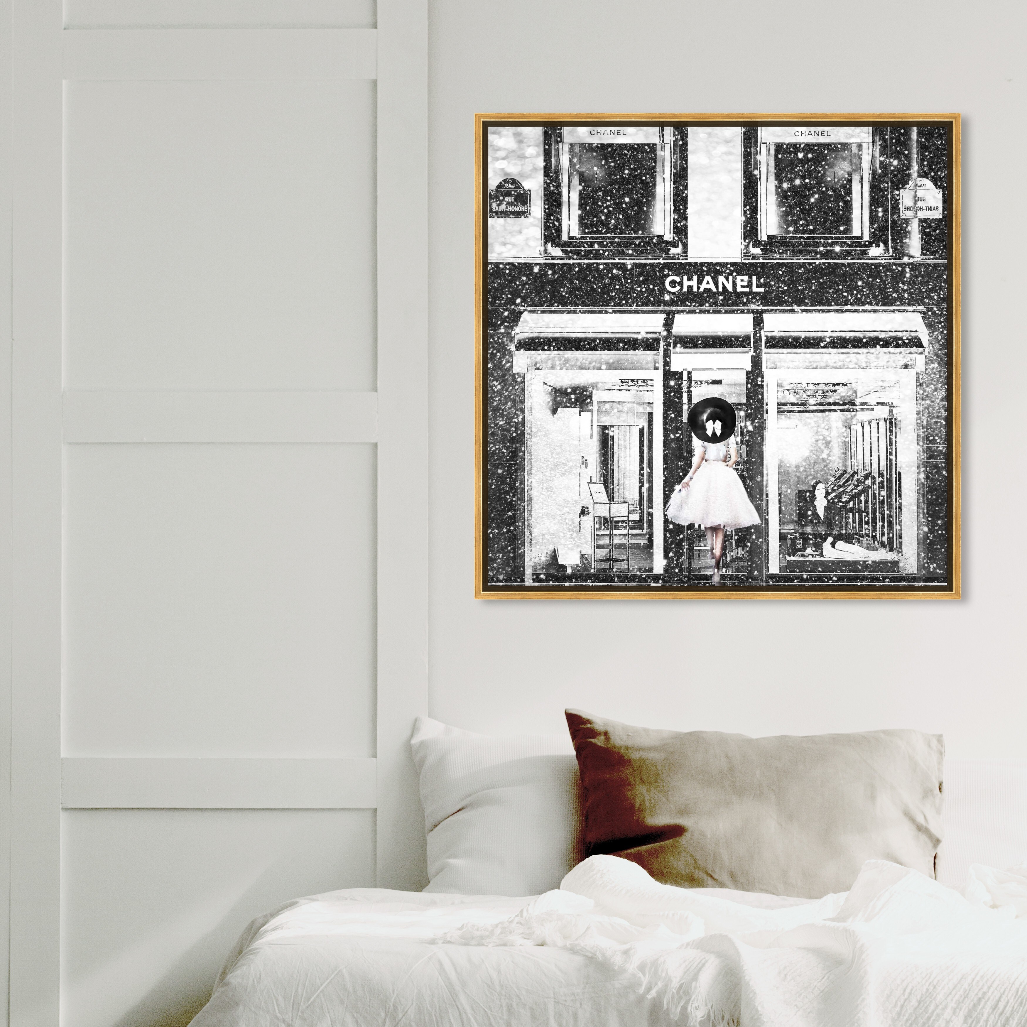 Oliver Gal Fashion and Glam Wall Art Framed Canvas Prints 'Queen