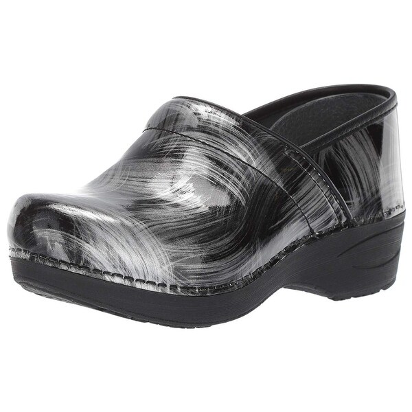 black closed toe clogs