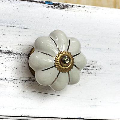 Set of 6 Handcrafted Ceramic 'Pale Floral Beauties' Cabinet Knobs (India)