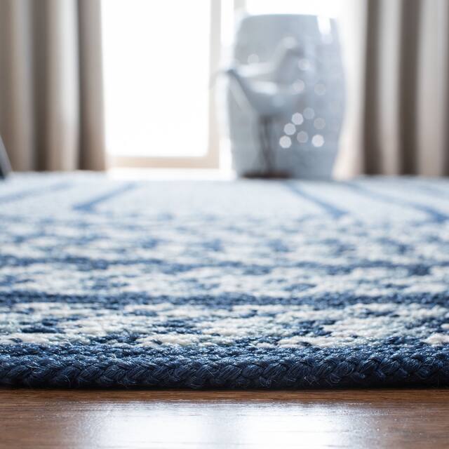 SAFAVIEH Handmade Braided Levina Country Rug