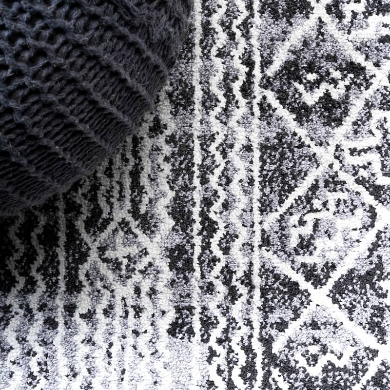 JONATHAN Y Illi Moroccan Geometric Distressed Area Rug