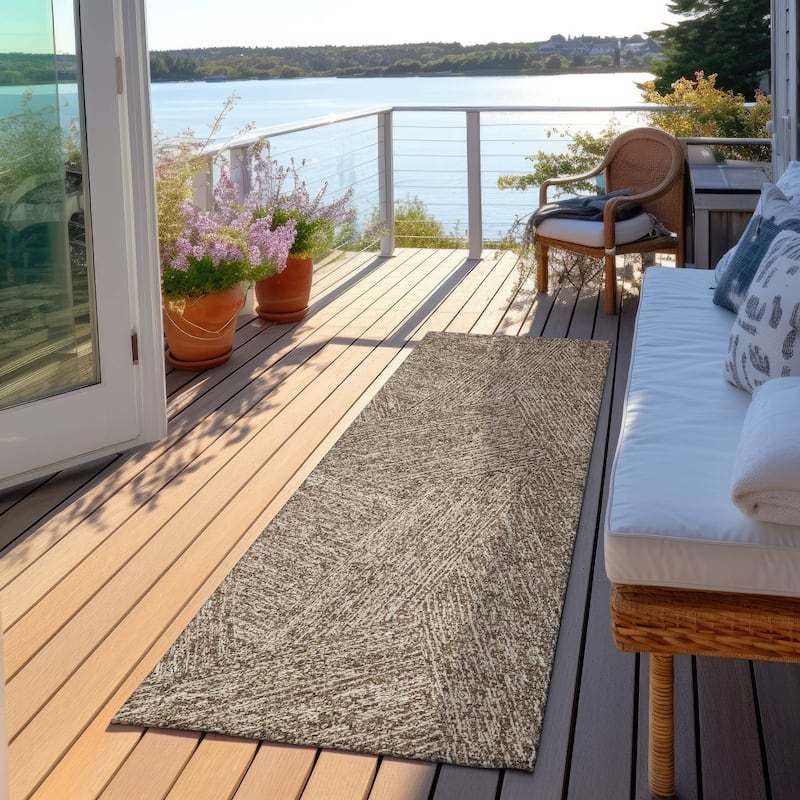 Machine Washable Indoor/ Outdoor Solid Geo Chantille Rug