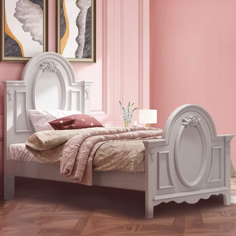 Wooden Bed with Scalloped Footboard in Gray