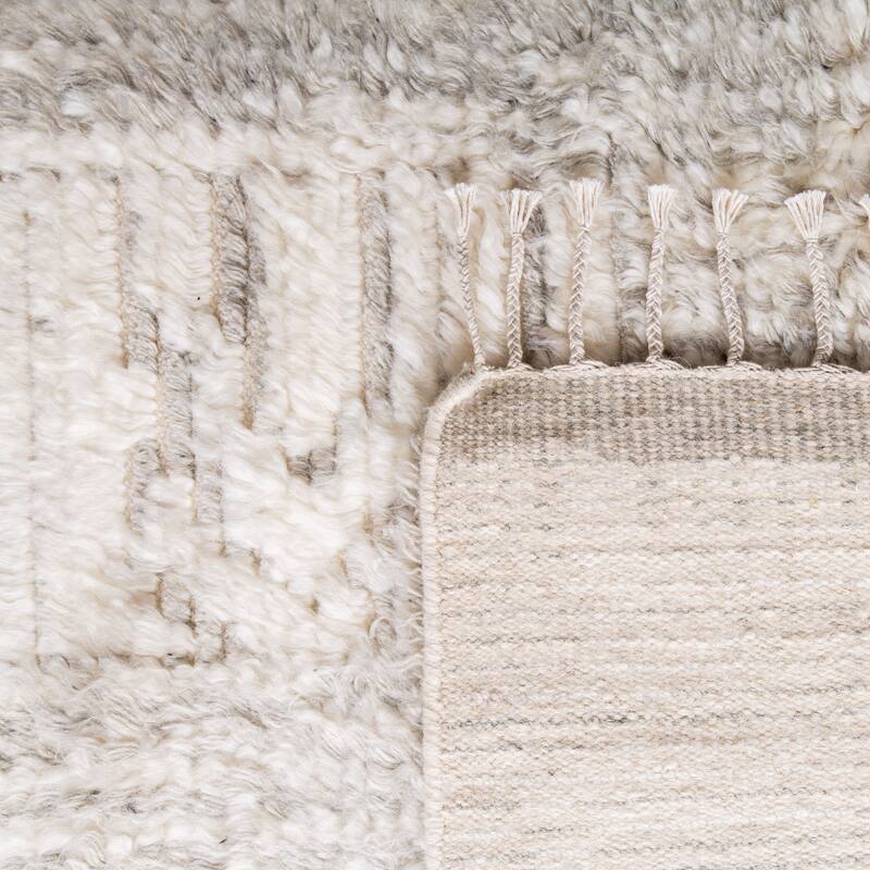 SAFAVIEH Hand-Knotted Manhattan Zlatica Wool Tassel Rug