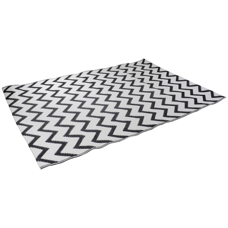 4' x 6' Black and White Chevron Rectangular Outdoor Area Rug - 4' x 6'